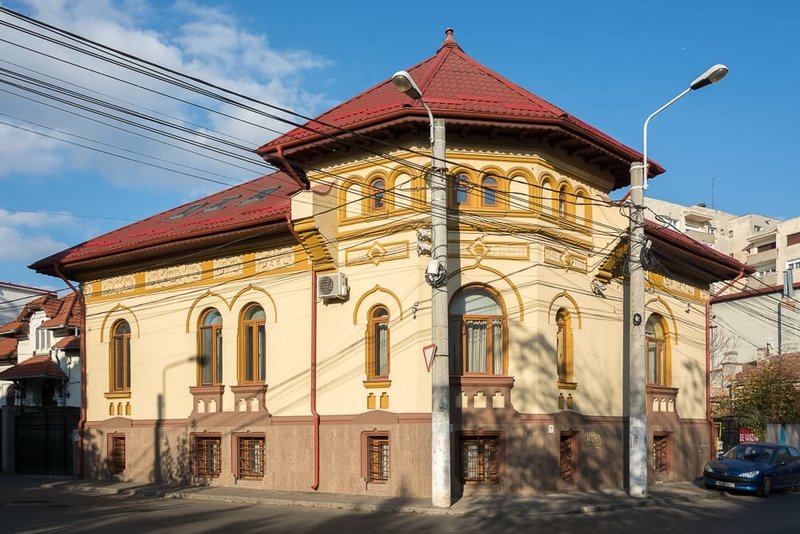 Hala Traian, vila de lux, zona linistita